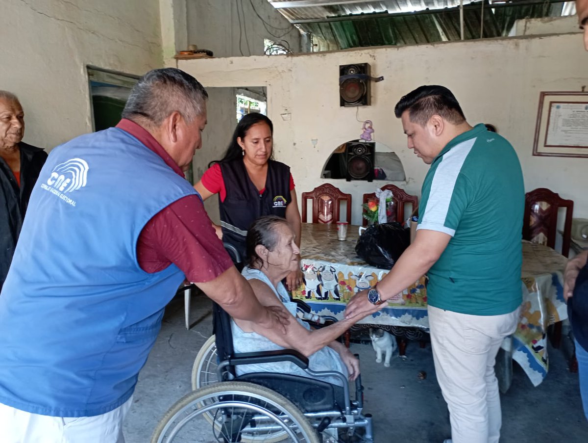 CNE_ElOro's tweet photo. #CNEInforma 📢|| ▶️Delegación Electoral entrega ayuda voluntaria de vivieres a la Sra. Bolivia Vivanco👩‍🦽, persona beneficiaria del #VotoEnCasa, en la ciudadela Salinas, cantón #Machala. https://t.co/P6G6sK0QdZ