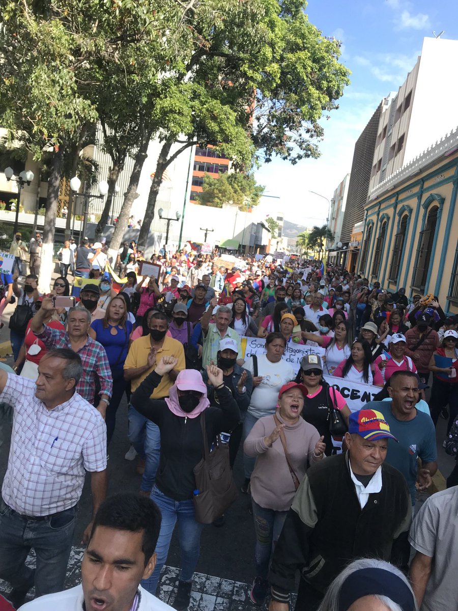 SanMigu67832619's tweet photo. Docentes no pierden el foco, y no se distraen con las muñecas de la mafia y el desfalco a PDVSA, se mantienen en las calles activos todos los días en todos los estados de Venezuela, exigiendo sus derechos laborales y contractuales, con una  resistencia y lucha jamás vista ! https://t.co/AwSrpPvXjz