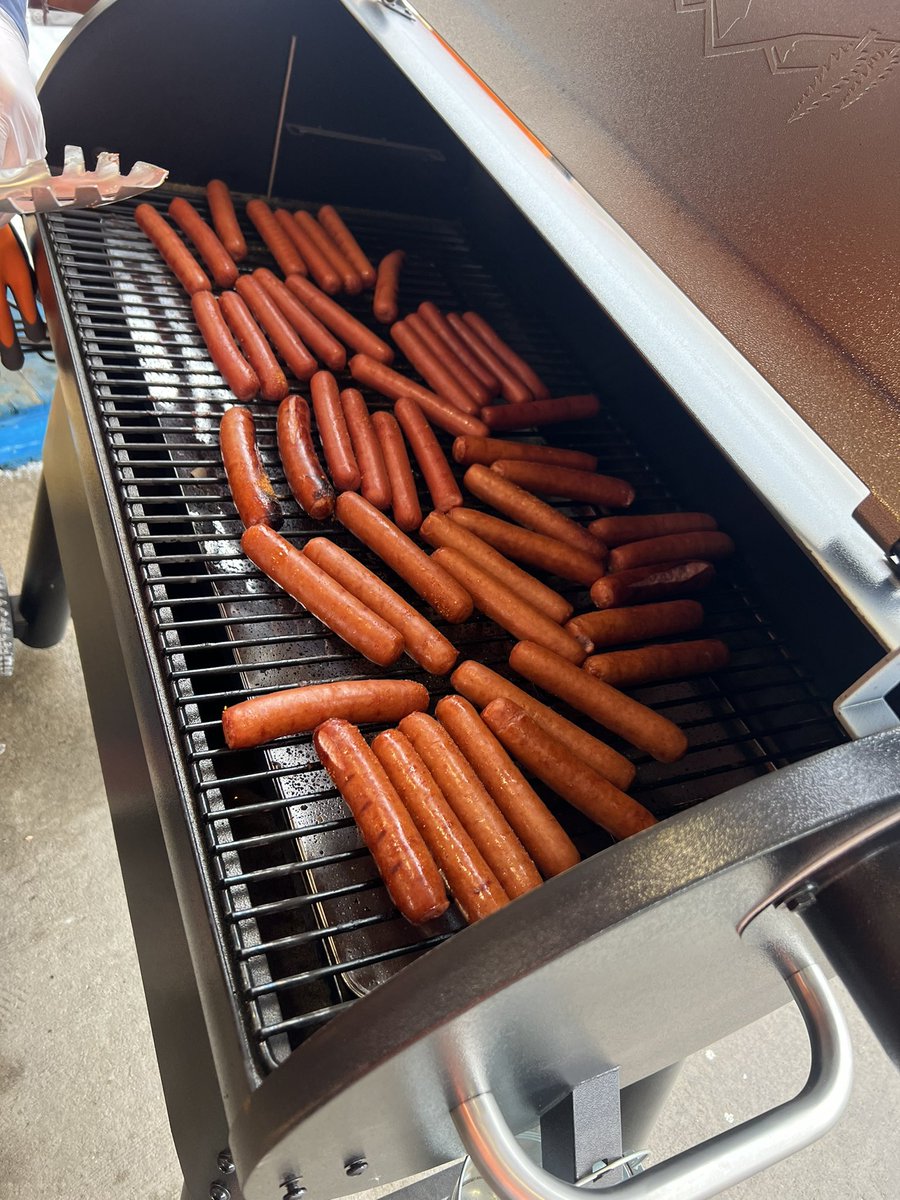 A6637L2810's tweet photo. SM Jason Bergeland and Pro DS Eryka Jansen feeding our PROS today! #ProXtra #proappreciation 
@Brooks_2820 @JenLien34 @bergeland_jason https://t.co/nAyXM9gjKS