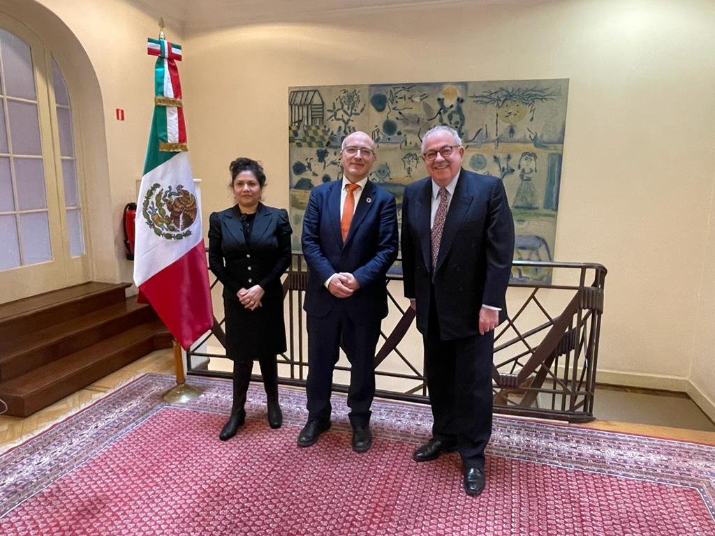 Rogelio Granguillhome (@rgrangui) on Twitter photo Buenísimo encuentro con <a href="/antnovo/">Antonio Novo</a>, Presidente de <a href="/AlliedClusters/">European Clusters Alliance</a>. Representa 150K negocios d innovación, 11K universidades/centros de investigación y 800 clústers. Presenté #PlanSonora como oportunidad para una gran alianza entre 🇲🇽🤝🇪🇺 para las próximas décadas <a href="/OlgaMMiranda/">Olga Martinez Miranda</a> Buenísimo encuentro con <a href="/antnovo/">Antonio Novo</a>, Presidente de <a href="/AlliedClusters/">European Clusters Alliance</a>. Representa 150K negocios d innovación, 11K universidades/centros de investigación y 800 clústers. Presenté #PlanSonora como oportunidad para una gran alianza entre 🇲🇽🤝🇪🇺 para las próximas décadas <a href="/OlgaMMiranda/">Olga Martinez Miranda</a>