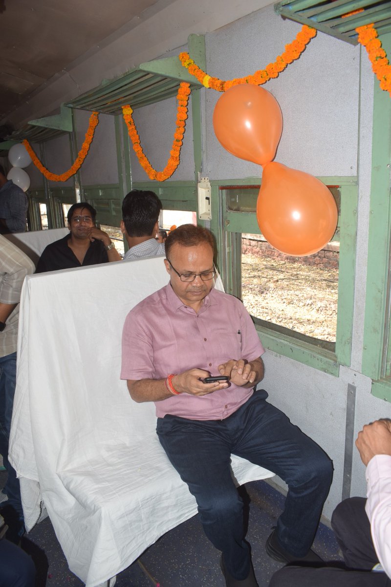 DmDholpur's tweet photo. #Dholpur
धौलपुर से सरमथुरा तक जाने वाली नेरोगेज ट्रेन के आखिरी संचालन दिवस पर जिला कलक्टर अनिल कुमार अग्रवाल ने किया नेरोगेज ट्रेन में सफर 

अन्तिम बार नेरोगेज ट्रेन पटरियों पर चलती दिखी

@DIPRRajasthan 
@RajGovOfficial https://t.co/s9fB006z32