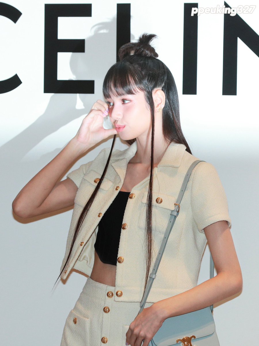 [HQ] 230330 Celine pop-up
🫶🫶볼하트 하는 우리 애 넘 귀여웡🥹

#LISA #리사 #블랙핑크 #BLACKPINK