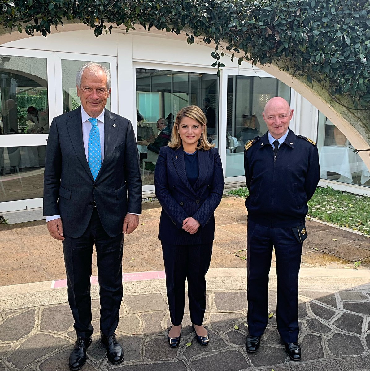 tripodimaria's tweet photo. #AeronauticaMilitare100,
con #LucaGoretti #CSM @ItalianAirForce e il Generale #LeonardoTricarico.
@ItalyMFA https://t.co/krR6gFBgoJ