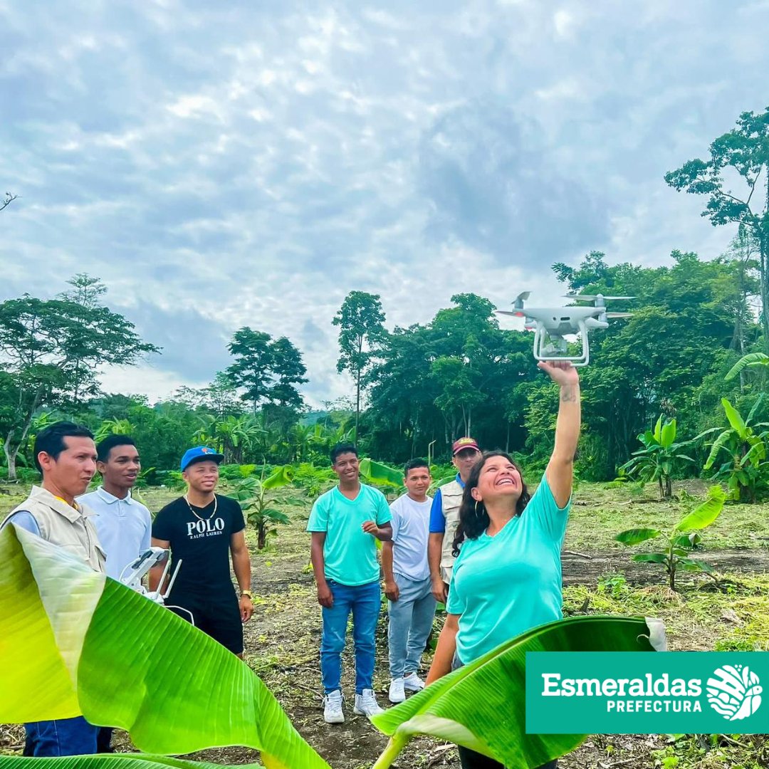 Estudiantes de la Unidad Educativa Libertad de Timbre recibieron capacitaciones técnicas y asesoramiento en parcelas agrícolas y forestales por parte de funcionarios de la Prefectura de Esmeraldas. @CODESPA #SabémosCómoHacerlo #RobertaSíCumple