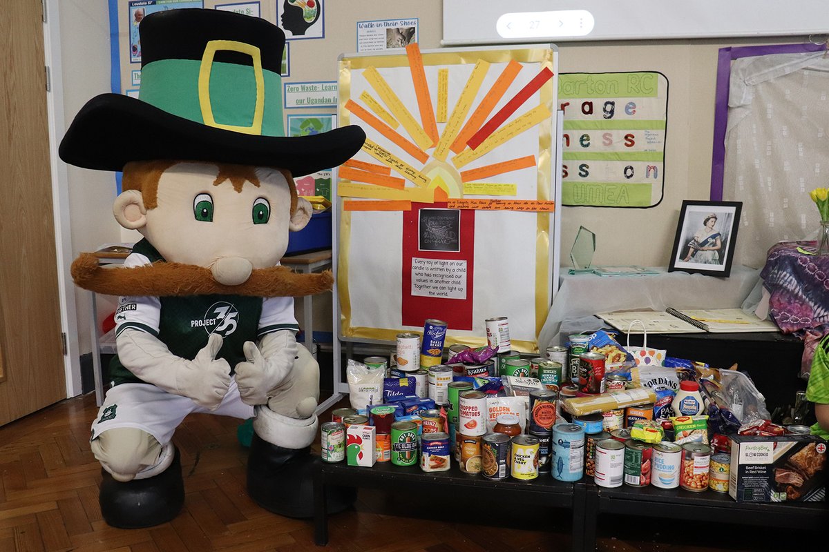 ArgyleTrust's tweet photo. 🤩 A huge thank you to the wonderful students and staff at @KeyhamBartonPly who held a mufti day today to raise funds for #Project35, in partnership with @therealginsters, and donated tinned food for the @ManadonSportHub Community Larder.
#ThankYou #pafc #Charity #Fundraising https://t.co/SrkeLfBiNL