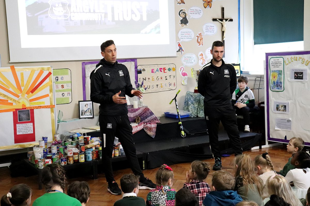 ArgyleTrust's tweet photo. 🤩 A huge thank you to the wonderful students and staff at @KeyhamBartonPly who held a mufti day today to raise funds for #Project35, in partnership with @therealginsters, and donated tinned food for the @ManadonSportHub Community Larder.
#ThankYou #pafc #Charity #Fundraising https://t.co/SrkeLfBiNL