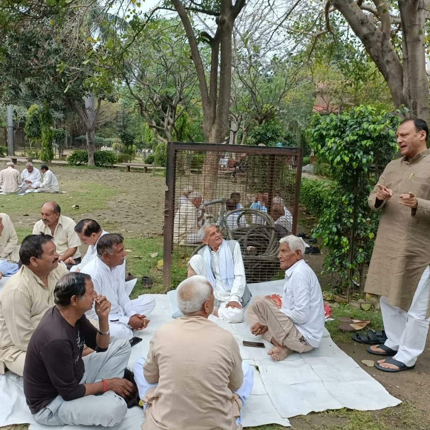 bjpMukeshbansal's tweet photo. आज वैस्ट ज्योति नगर सैंट्रल पार्क में घास लगवाई तथा लोगो को बताया गया कि पार्क को साफ और सुंदर रखने में सहयोग करें। मुकेश बंसल कर्दम पुरी वार्ड 236 बाबरपुर विधानसभा
#delhibjp
#babarpur
#bjpmcd
#kardampuriward236 https://t.co/WuuSSooi98