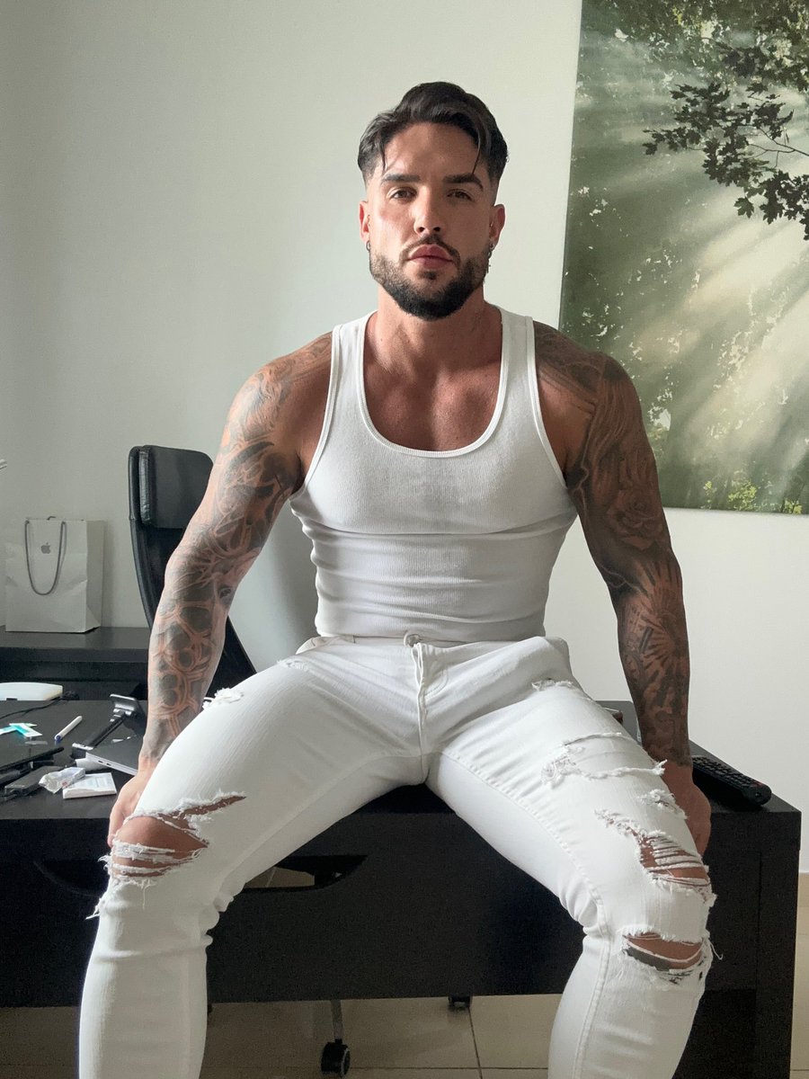 BeniJanos's tweet photo. Let me give you a workout on this chair after the gym https://t.co/61dR6udgBG