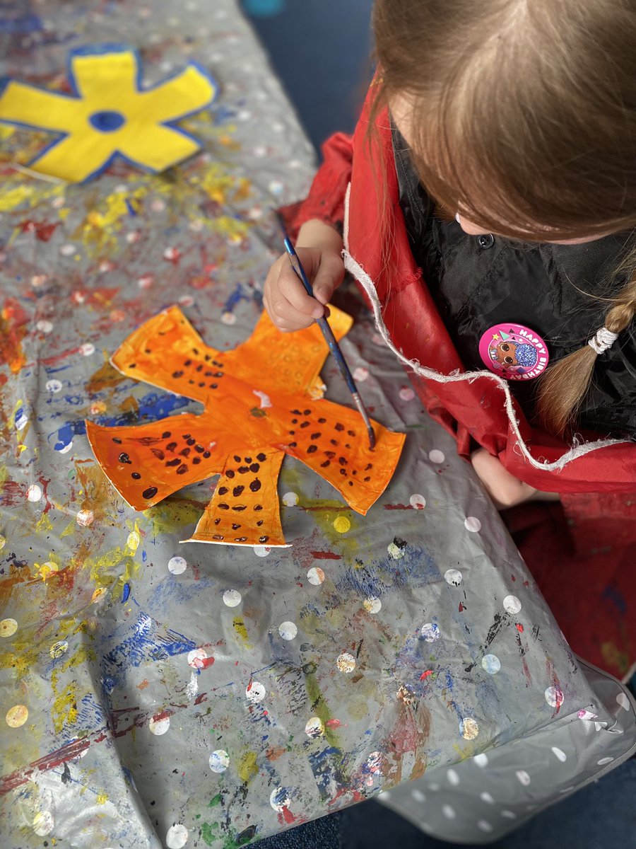 We are adding the finishing touches to our art work this afternoon, inspired by Yayoi Kusama 🎨 🌺 #WeAreArtists #WeAreCreative @WeAreCastleway