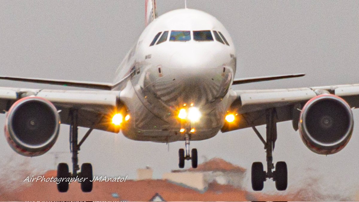 jmanatol's tweet photo. #Viernes
#DiaDeEstreno en @DonostiAir #LESO con la apertura de la ruta #VLC - #EAS - #VLC 

De #Valencia a #Donostia directamente con
@volotea en sus @Airbus #A319 uniendo #mares , #playas y #personas

#VuelaDesdeHondarribia 

@aena https://t.co/K1BPugWDlx