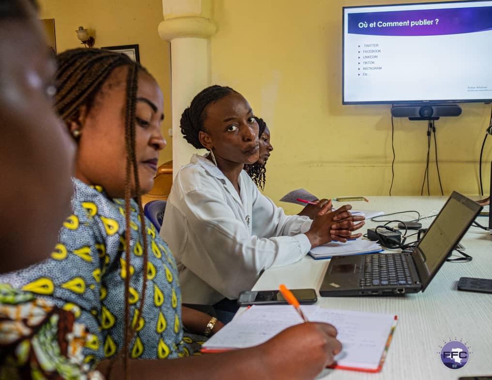 femmes leaders des organisations féminines de goma dans la formation sur la communication digitale #femmeleader @ffcrdc @KulikoArt