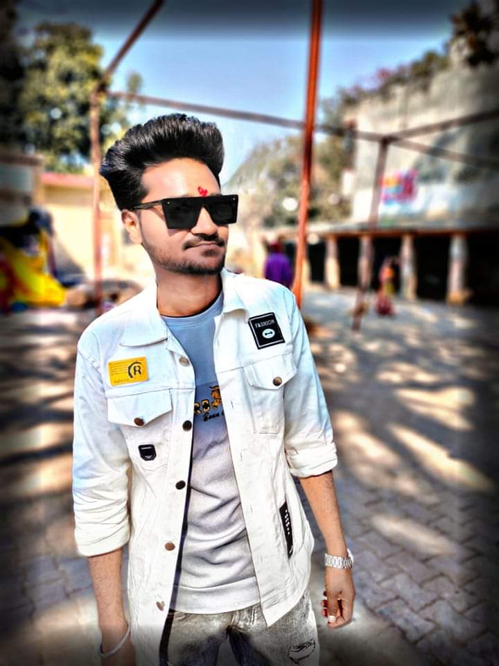 मोहब्बत  उसी को आज़माती है

जो हर मोड़ पर चलना जानता है….!!

कुछ “पाकर” तो हर कोई मुस्कुराता है,

मोहब्बत शायद उनकी ही होती है,

जो बहुत कुछ “खोकर” भी मुस्कुराना जानता है.
