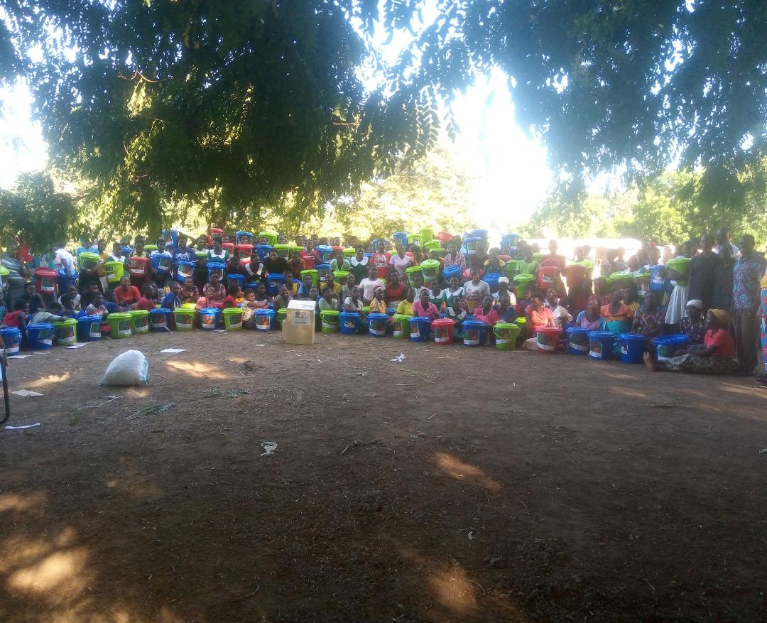 FOCESE_Malawi's tweet photo. We continue with the #dignitykit distribution to 131 beneficiaries with support from @aid_church @DanChurchAid in Chikwawa T/A Ngabu in response to #CycloneFreddy. We ensure that we raise awareness on #GBV #SRHR #wash @UNFPAMalawi @unwomenmalawi @unfoundation @MalawiUNICEF https://t.co/y7NVbTsPrB