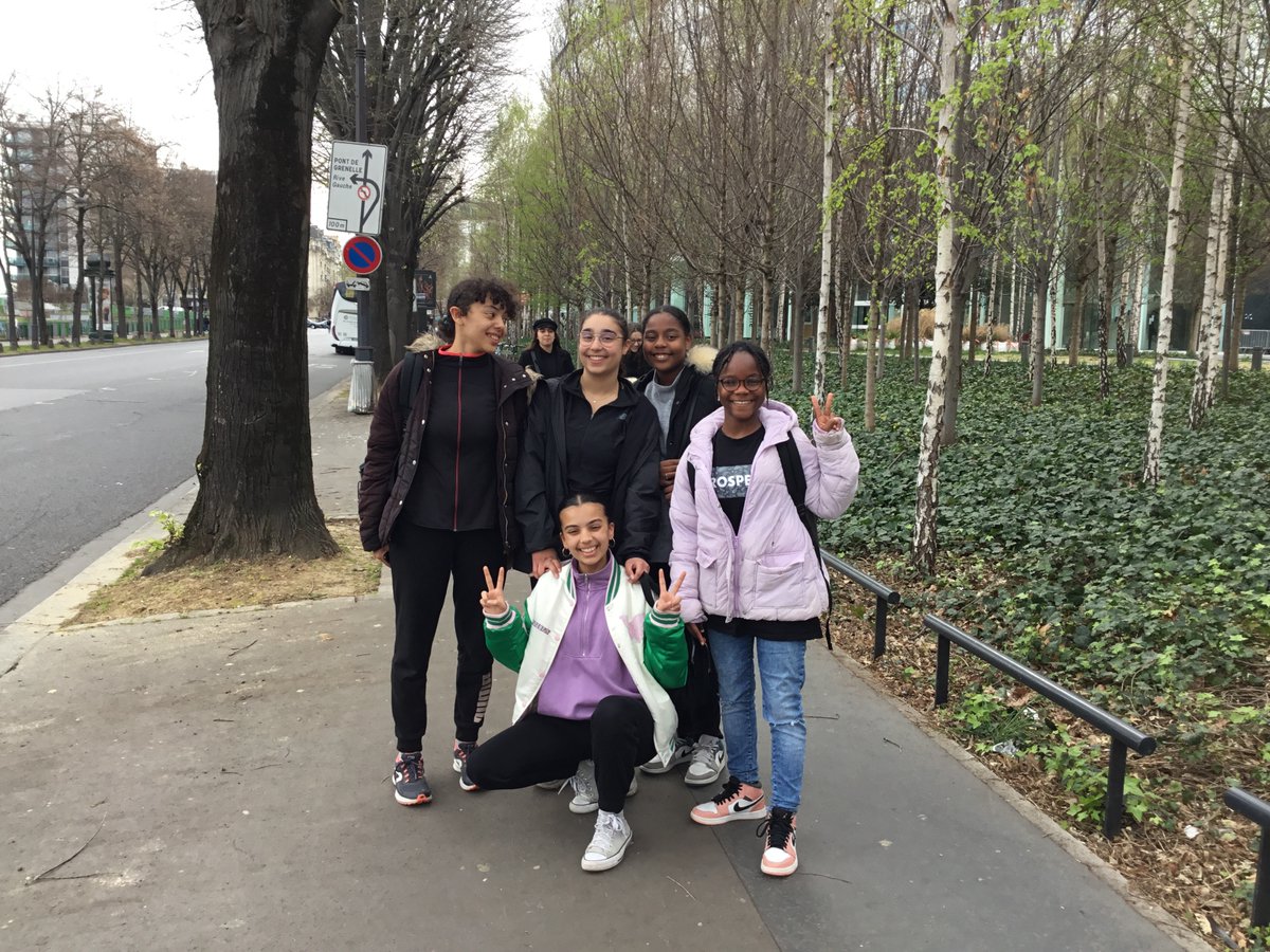 CDI_E_Vaillant's tweet photo. Les élèves de la webradio Rev @ClgEdouard ont assisté mercredi à l'émission "Affaires sensibles" en direct @SPME , @GroisardV, @Hannarym, @BChkouje , @acversailles, #webradio https://t.co/TBTk8gmWgb