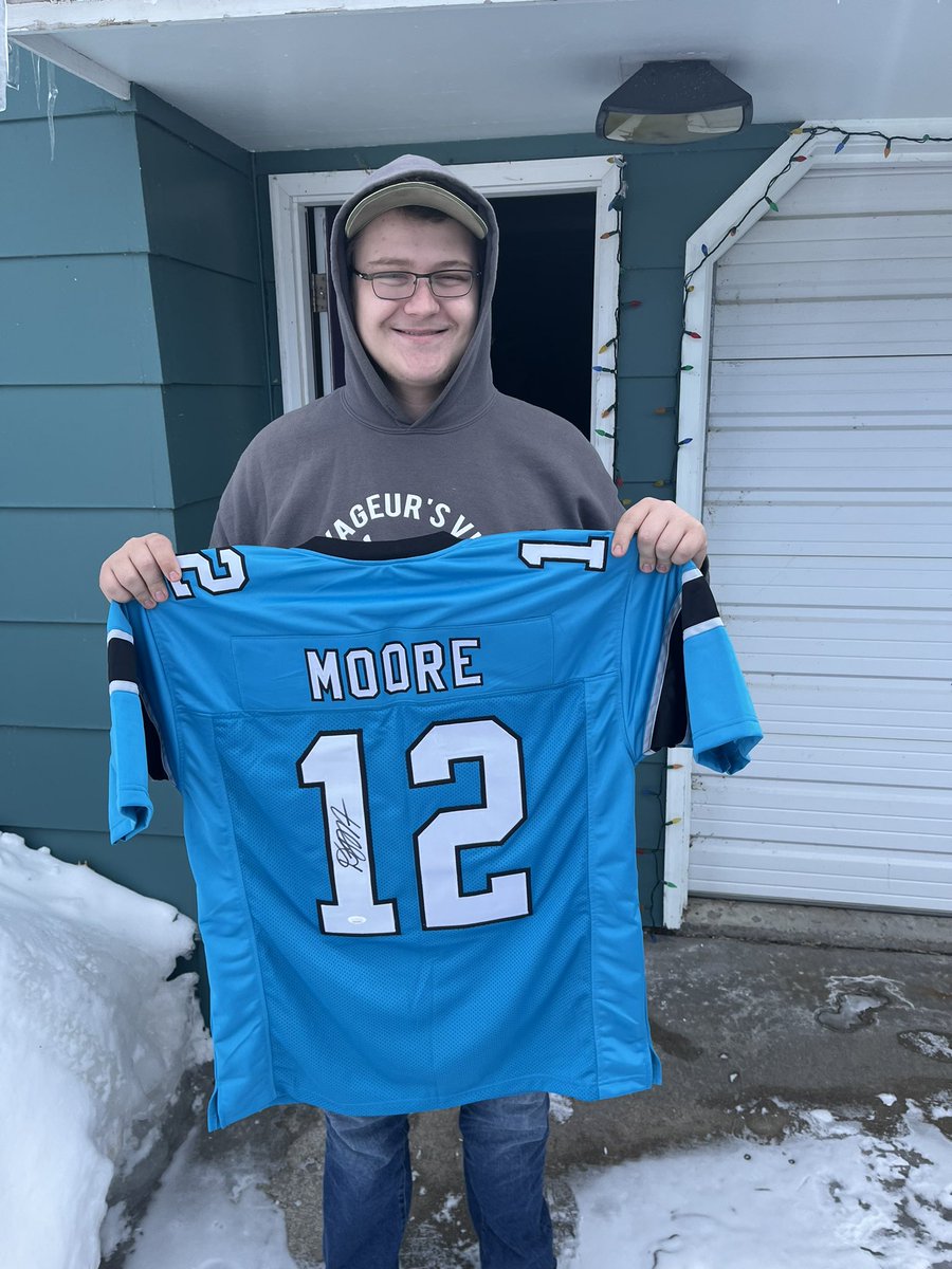 HoopsforHope1's tweet photo. More great stories about some awesome kids joining us in the fight against cancer!!! Dothan Wirth is donating this D. J. Moore autographed jersey to help raise funds for cancer research and Emma Knott is donating a MN Lynx Autographed Basketball! @TheVFoundation https://t.co/38VjyHwk1N