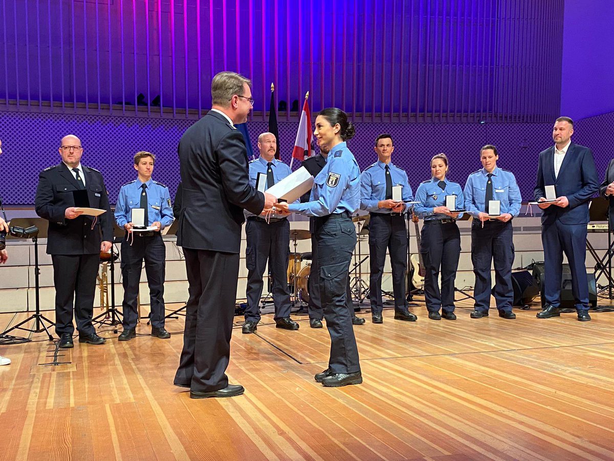 Senatsverwaltung für Inneres und Sport (@innensenatorin) on Twitter photo (2/2) 161 Dienstkräfte der <a href="/polizeiberlin/">Polizei Berlin</a> und der <a href="/Berliner_Fw/">Berliner Feuerwehr</a> wurden heute durch Staatssekretär Dr. Ralf Kleindiek <a href="/CDO_Berlin/">Chief Digital Officer des Landes Berlin</a>, Landesbranddirektor Dr. Karsten Homrighausen und durch den Leitenden Polizeidirektor Adrian Swazinna ausgezeichnet. #HerzlichenGlückwunsch 🧑🚒👮♀️ (2/2) 161 Dienstkräfte der <a href="/polizeiberlin/">Polizei Berlin</a> und der <a href="/Berliner_Fw/">Berliner Feuerwehr</a> wurden heute durch Staatssekretär Dr. Ralf Kleindiek <a href="/CDO_Berlin/">Chief Digital Officer des Landes Berlin</a>, Landesbranddirektor Dr. Karsten Homrighausen und durch den Leitenden Polizeidirektor Adrian Swazinna ausgezeichnet. #HerzlichenGlückwunsch 🧑🚒👮♀️