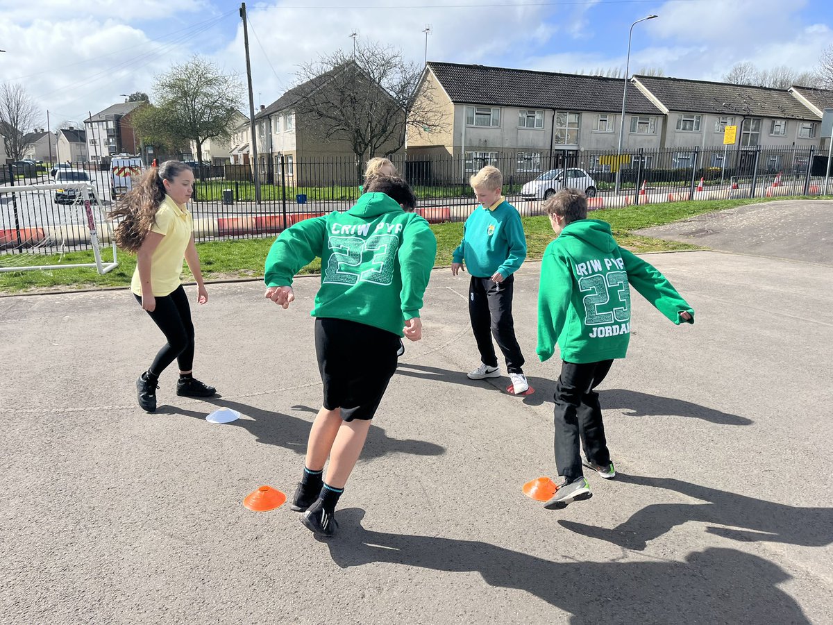 Sesiwn pêl-fasged i flwyddyn 6 prynhawn Dydd Iau! Pawb wedi joio mas draw 🏀 Diolch <a href="/ebmm3012/">EBMM</a> 🤩

<a href="/YsgolPenyPil/">Ysgol Pen y Pîl</a>