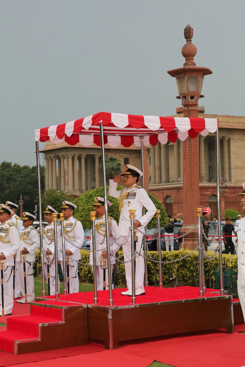 indiannavy's tweet photo. VAdm SN Ghormade #VCNS retired today after more than 39 years of illustrious service.
In a solemn ceremony, he laid a wreath at the #NWM to honour the #Bravehearts &amp; reviewed the Guard of Honour at the South Block Lawns.
#IndianNavy
@salute2soldier

https://t.co/uTR3xzflZl https://t.co/Zqcoy4Bmgp