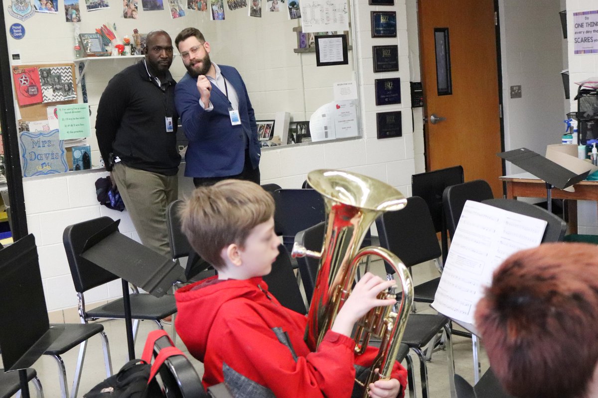 officialSPS's tweet image. 12 Springfield leaders serve as SPS Principal for a Day 💼✏️🚸

INFO: ow.ly/3xrN50NxaJ0

#SPSPrincipalForADay