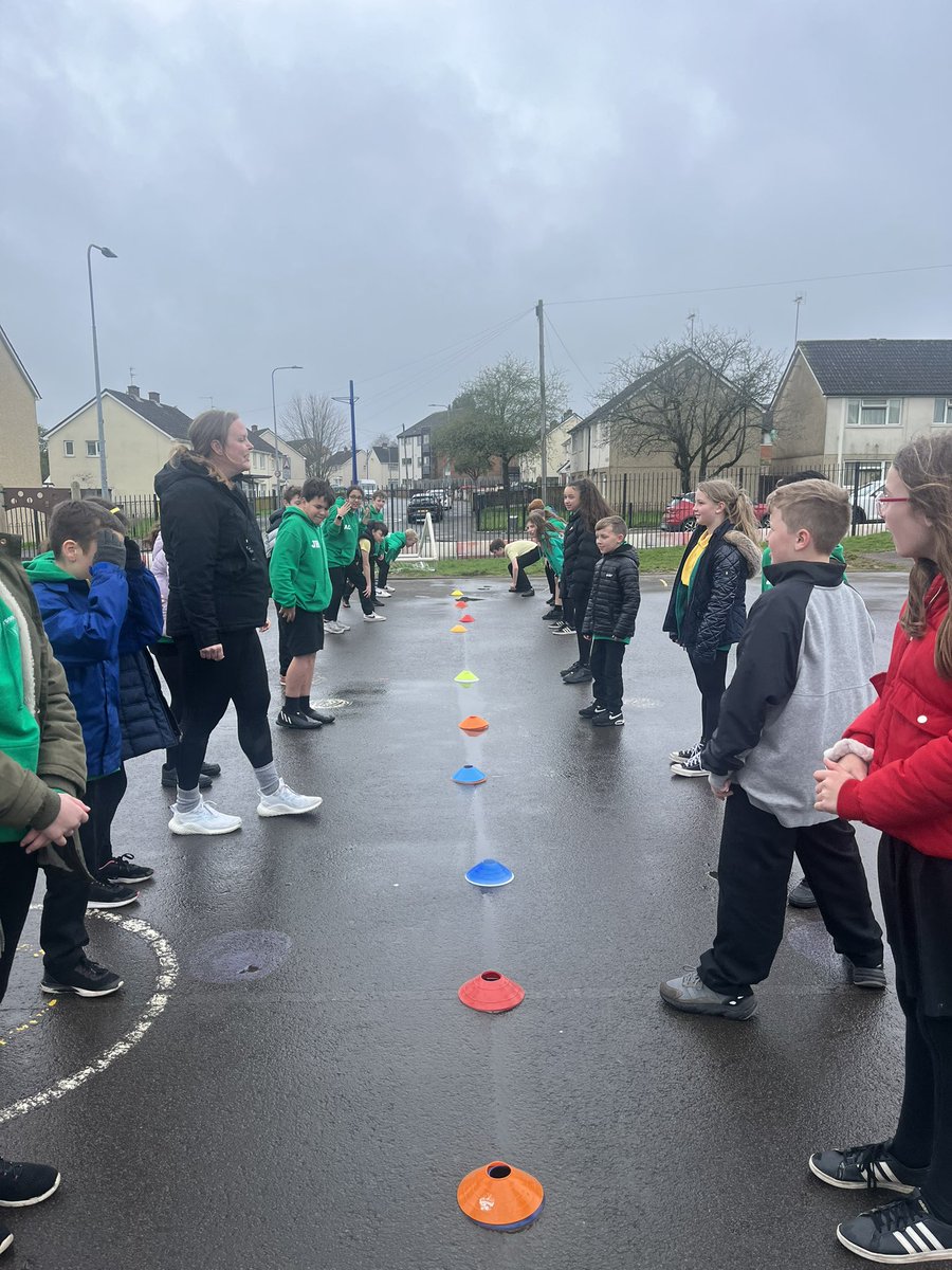 MrsWilliamsPYP's tweet photo. Sesiwn pêl-rwyd heddiw i flwyddyn 6 gan @ebmm3012 ! Diolch! 💛💚

@YsgolPenyPil https://t.co/6kNw3wRhcy