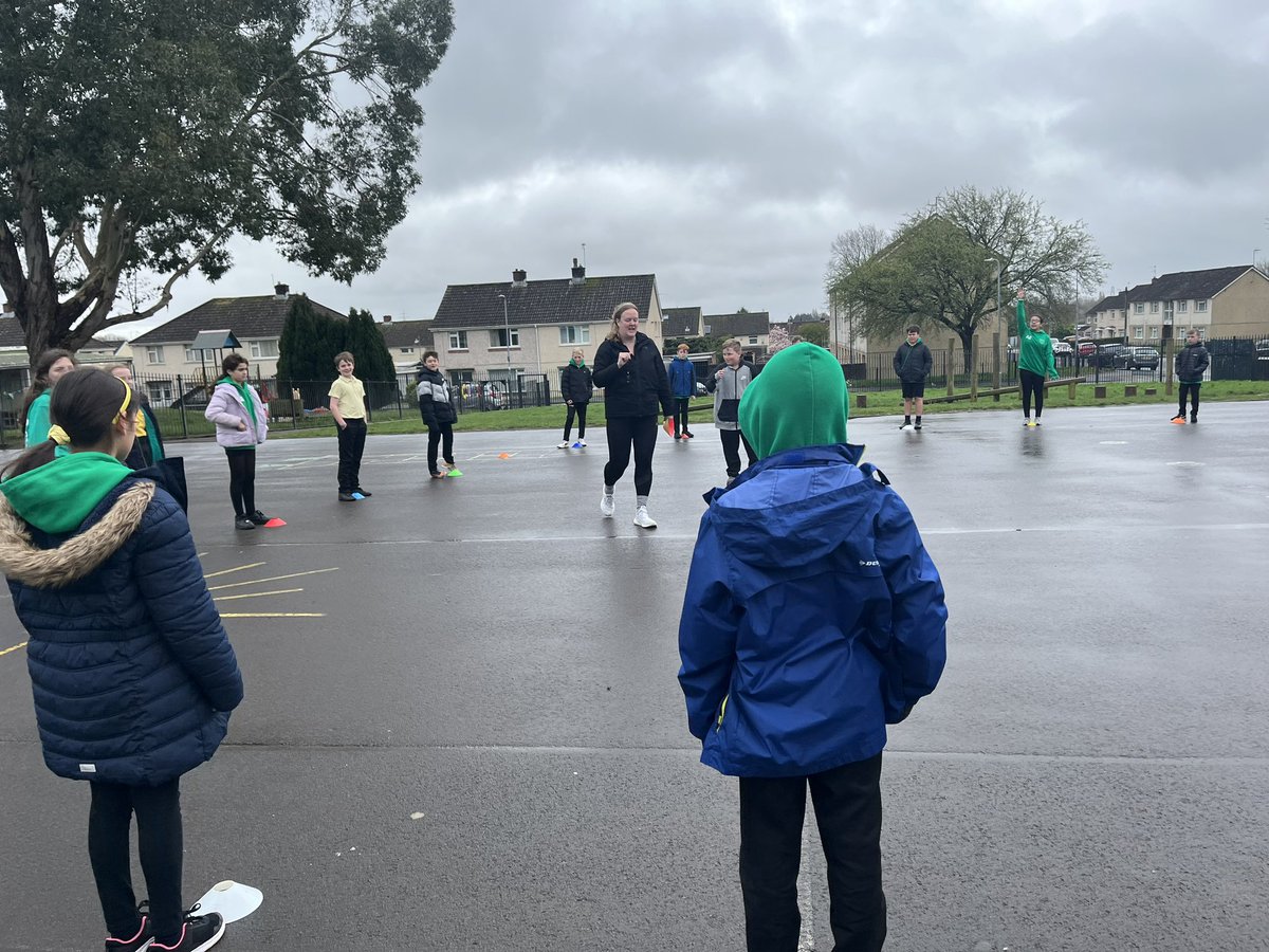MrsWilliamsPYP's tweet photo. Sesiwn pêl-rwyd heddiw i flwyddyn 6 gan @ebmm3012 ! Diolch! 💛💚

@YsgolPenyPil https://t.co/6kNw3wRhcy