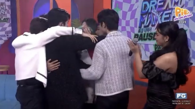 justforvinster's tweet photo. Dream Maker &amp; Pause &amp; Play will always be special to us. Admit it or not, we’ll feel sepanx. We’ll never forget how these shows made our life happiest. We learn &amp; discover so many things to them. 

HORI7ON on PIEnale
#PauseAndPlayFINALE
#HORI7ON #호라이즌
@HORI7ONofficial https://t.co/4gkaWRETSB