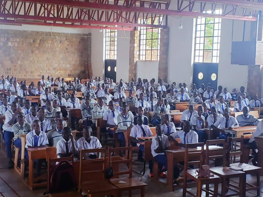 DistricMakamba's tweet photo. Le @DistricMakamba a lancé officielement ce vendredi le 31/3/2023 son nouveau programme denommé MENYA NAWE selon les recommandation du @mspls_bdi via #pnsr où plus de 400 élèves du lycé d'excellence Makamba ont été sensibilisés en #SSRAJ surtout en tout ce qui est de menstruation https://t.co/gy1FZXdJsD
