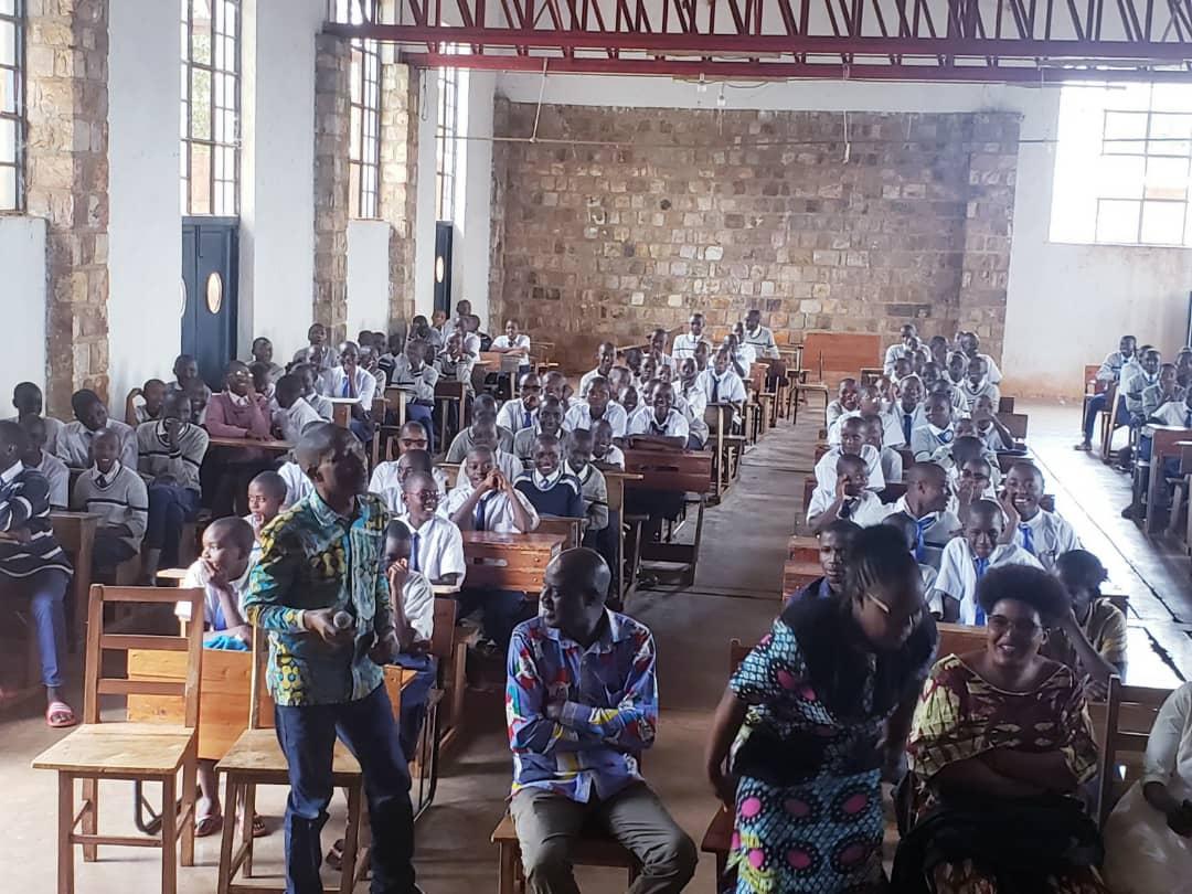 DistricMakamba's tweet photo. Le @DistricMakamba a lancé officielement ce vendredi le 31/3/2023 son nouveau programme denommé MENYA NAWE selon les recommandation du @mspls_bdi via #pnsr où plus de 400 élèves du lycé d'excellence Makamba ont été sensibilisés en #SSRAJ surtout en tout ce qui est de menstruation https://t.co/gy1FZXdJsD