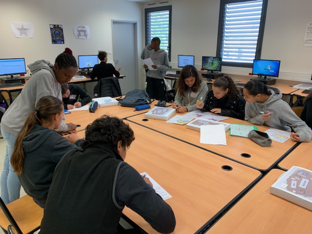 tomtom76600's tweet photo. Création d'un journal sur les migrations pour la #spme avec Cédric Favre.
2e journée : rédaction et bouclage !
Avec la visite de @NatachaChicot 
Numéro à paraître lundi https://t.co/VezvQeYPcM