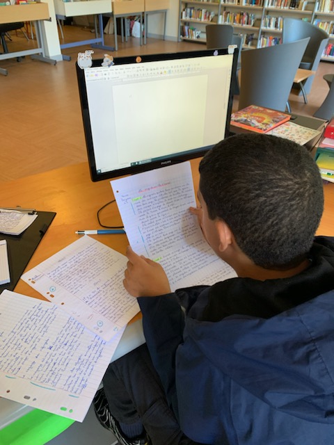 tomtom76600's tweet photo. Création d'un journal sur les migrations pour la #spme avec Cédric Favre.
2e journée : rédaction et bouclage !
Avec la visite de @NatachaChicot 
Numéro à paraître lundi https://t.co/VezvQeYPcM
