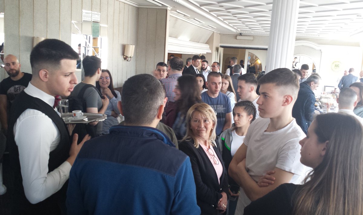 PregledMomo's tweet image. Danas u #Beograd -u počelo #takmičenje učenika obrazovnih profila #konobar, #kuvar i #poslastičar. Više inf. i fotografija na fejsbuk stranici revije Uno i na zanimljivaekonomija.tumblr.com #ugostiteljstvo #hotelijerstvo #turizam #obrazovanje #škole #hotelpalas #belgrade