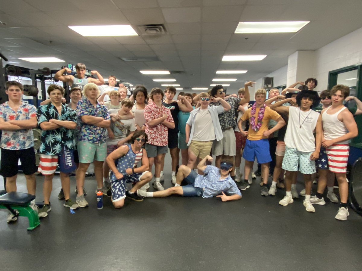 CoachWilliams22's tweet photo. 2023 Bon Voyage Lift. @CreekviewStrong answered the bell again! Love these dudes! #HaveFunWorkHard #CLIMB https://t.co/GNeZoctecs
