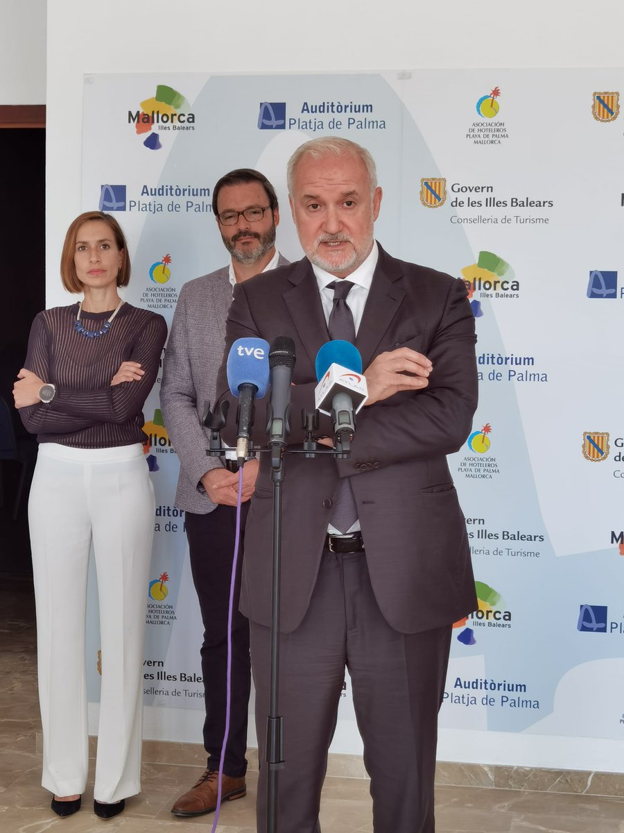 ↪️ Esta mañana también, ha tenido lugar en la #AHPP la reunión entre representantes políticos y representantes del sector turísticos y 🏨, para hablar de proyectos financiados con #fondoseuroepos.

En el encuentro han participado: 
✔️<a href="/F_Armengol/">Francina Armengol</a>, presidenta del <a href="/goib/">Govern de les Illes Balears</a>
⬇️