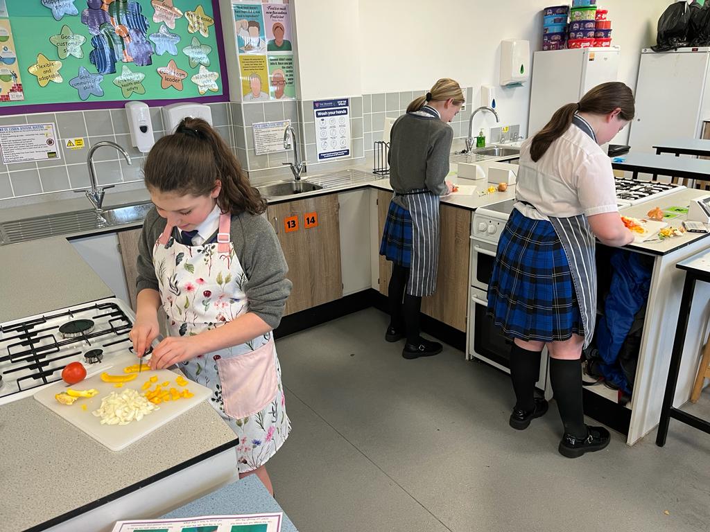 DeaneryLanguage's tweet image. We made Quesadillas 🇲🇽🌮 at Cooking Around The World Club last night. ¡Ñam ñam! @deaneryhigh