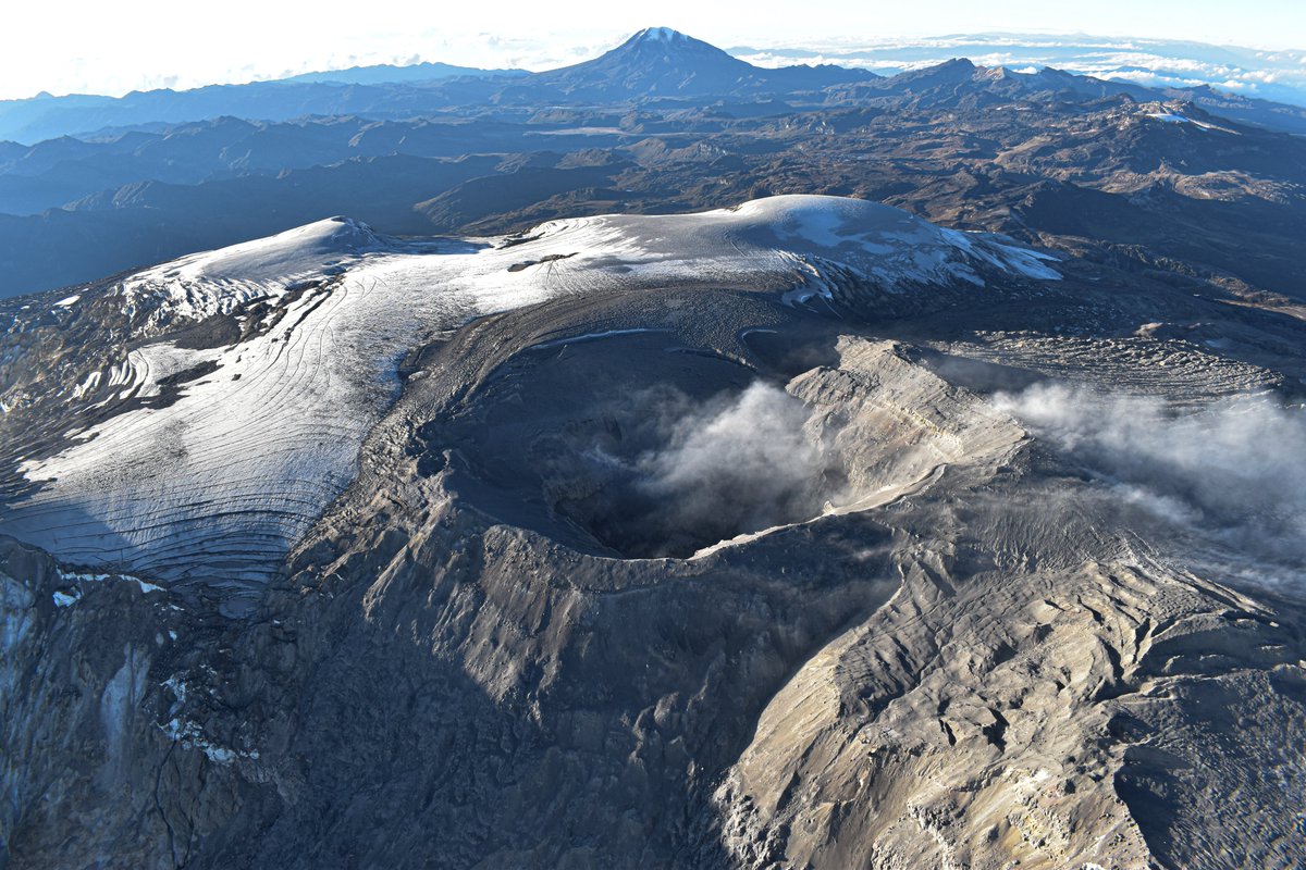 A partir del 30 de marzo el volcán Nevado del Ruiz 🌋 cambió su nivel de actividad de amarillo a naranja. ¿La razón? En los últimos días nuestra red de monitoreo ha registrado un aumento importante en los eventos sísmicos del volcán. Aquí varios detalles para tener en cuenta. 🧵
