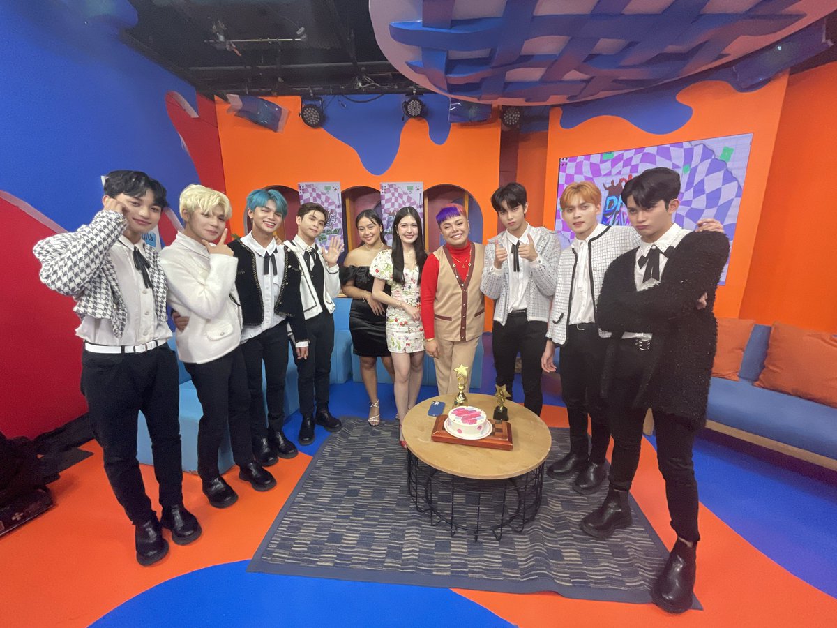 iampieofficial's tweet photo. Kamsahamnida for watching Dream Maker Pause and Play!!

#PauseAndPlayFinale 

📺 Dream Maker Pause and Play on PIE CHANNEL
🔗https://t.co/5hfTZIiYcb https://t.co/KJbeZdkJRV
