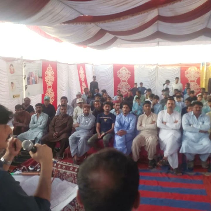 YmSfdr's tweet photo. لاڑکانہ 2023-03-31

 پاکستان پیپلز پارٹی کے رہنما سردار صفدر علی خان مٹھانی صاحب جان یوسی کنگا ولیج بارانی مغیری نے یونیسف کے زیر اہتمام بھراری میں بچیوں کی تعلیم اور تحفظ سے متعلق آگاہی کے سیمینار میں شرکت کی۔
 جاری کنندہ: راجہ عبدالحق ڈیو ٹیم ممبر میڈیا سیل مٹھانی ہاؤس لاڑکانہ https://t.co/VjKDjlLWyf