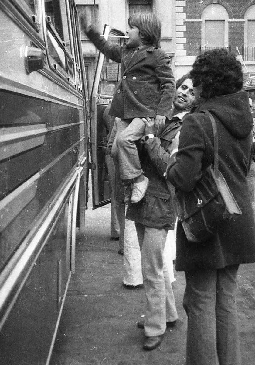 donernesto101's tweet image. Na Argentina. Essa foto talvez seja uma das últimas do meu tio Joel José de Carvalho. Ele está fazendo uma "escadinha" pra eu me despedir da minha avó, de costas minha mãe q tinha saído da prisão. Estávamos em Buenos Aires na condição de refugiados, meu pai havia sido morto sob…