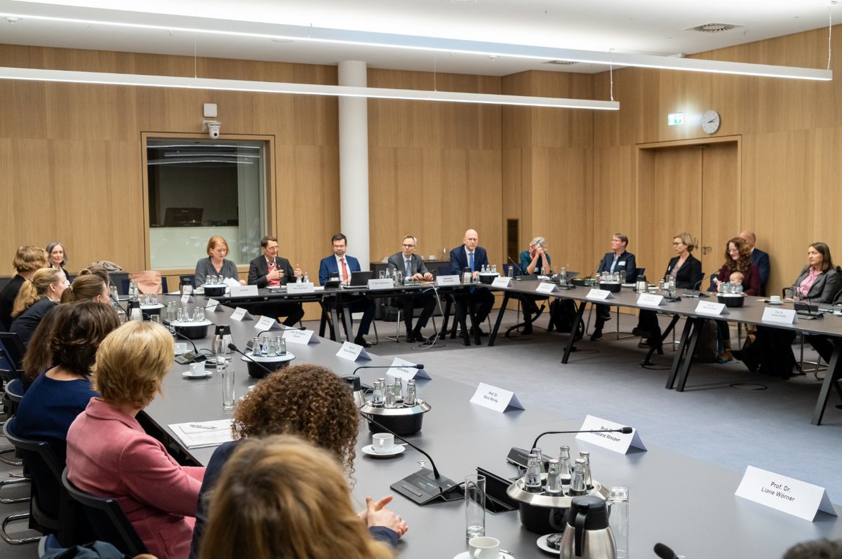 BMBFSFJ's tweet photo. .@lisapaus, @Karl_Lauterbach, @MarcoBuschmann haben die Kommission zur reproduktiven #Selbstbestimmung und #Fortpflanzungsmedizin berufen. Sie berät Möglichkeiten Schwangerschaftsabbrüche außerhalb des StGB zu regeln &amp; Eizellspenden &amp; Leihmutterschaften zu legalisieren. https://t.co/5pMwikHAQr