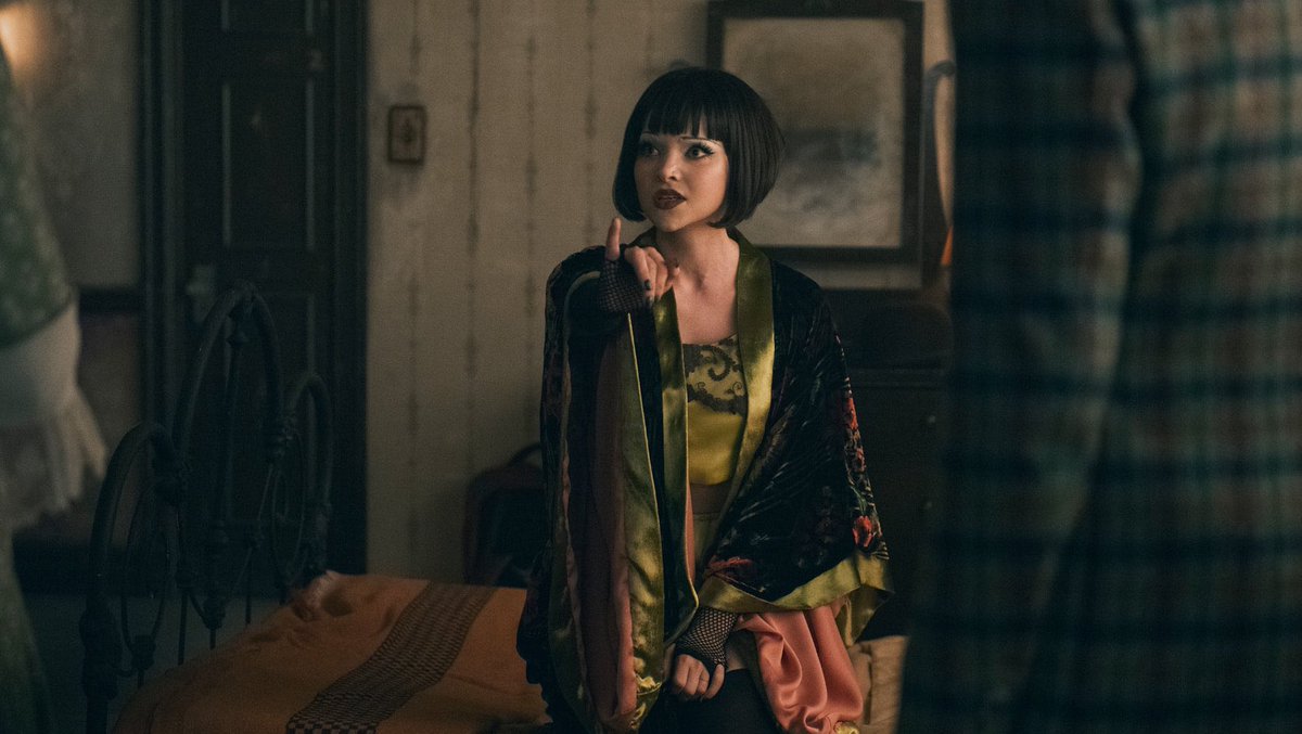 📸Nuevas fotos de Dove Cameron en la temporada dos de Schmigadoon.