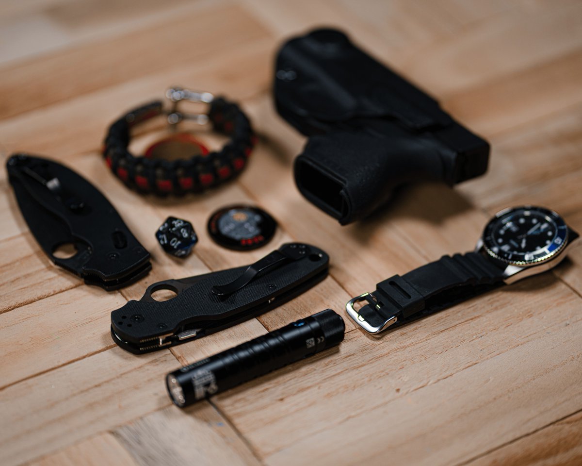 SpydercoKnives's tweet photo. Happy #SpydercoPocketDumpFriday! What're you carrying into the weekend?

#Spyderco #SpydercoKnives #EDC #Manix2 #ParaMilitary2 https://t.co/U7ft9jLmMr