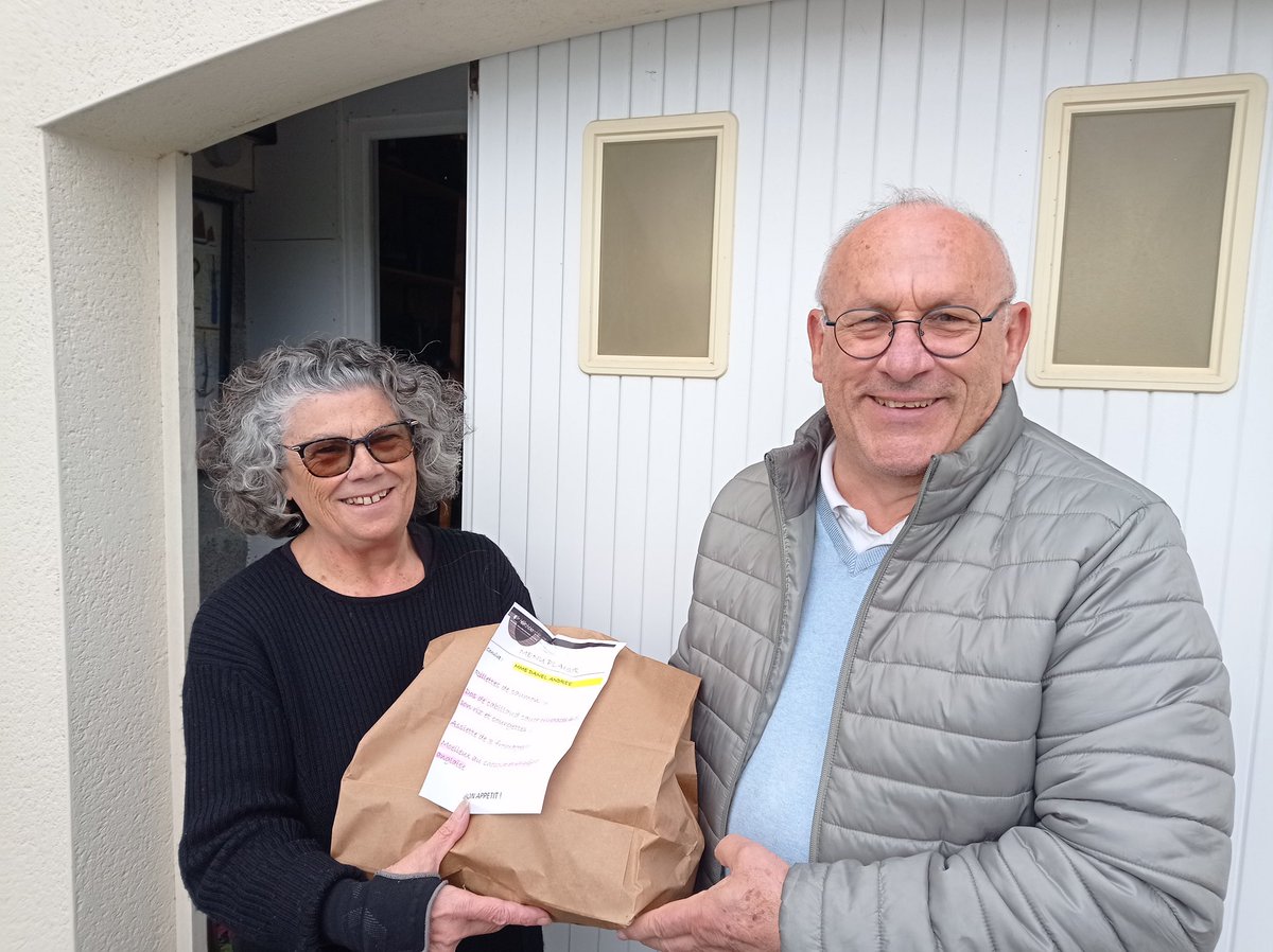 Aujourd'hui, livraison par Amper et des élus de repas gourmands aux #personnesâgées de la commune de #Plouharnel qui n’ont pas pu participer au repas annuel du #CCAS en février.
Sur la photo, Jean Marie Mondot, adjoint au maire, accompagné d'une bénéficiaire.