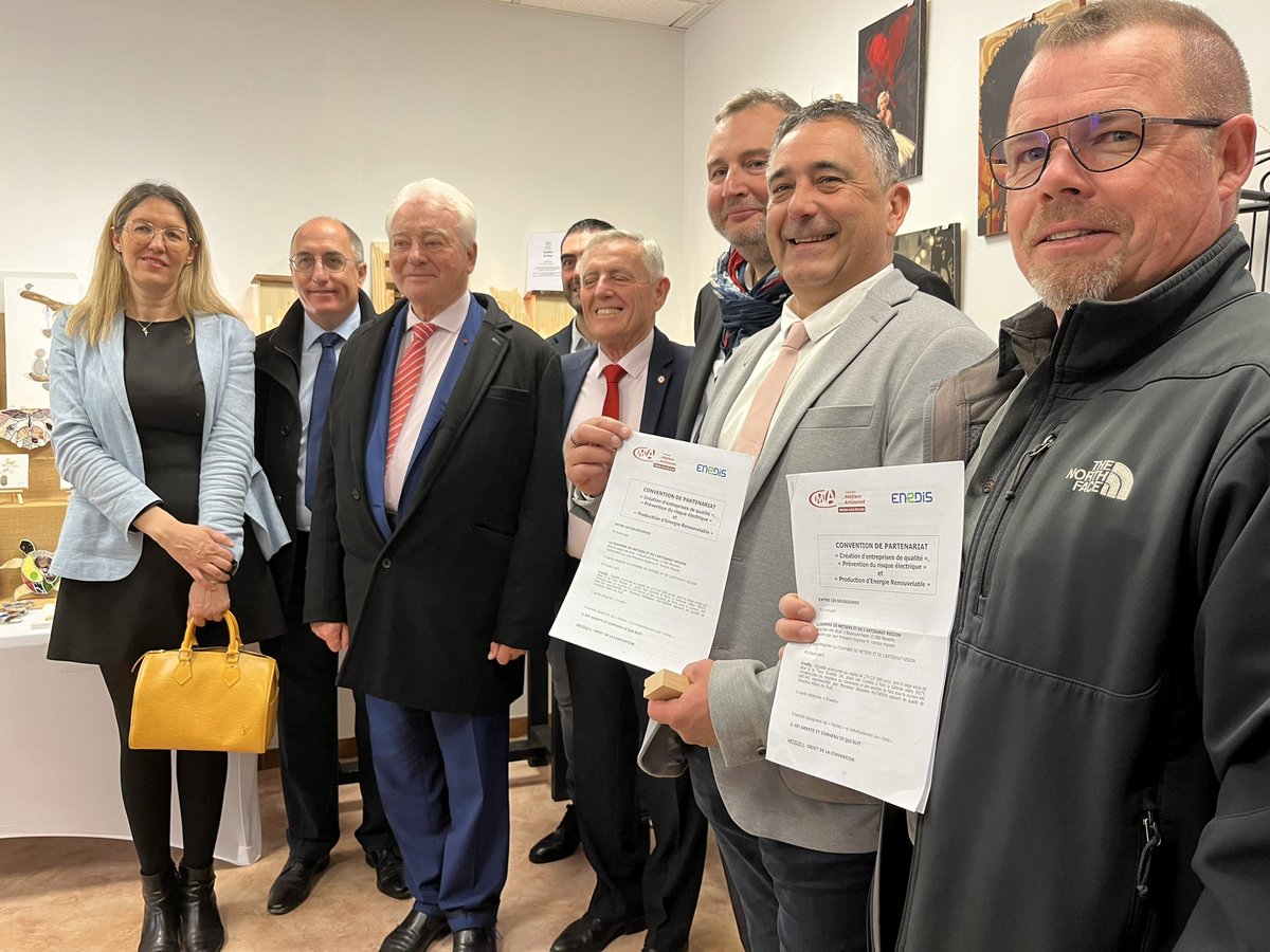 EnedisRegionSud's tweet photo. La Chambre de Métiers et de l’Artisanat des Alpes de Haute-Provence et @enedis deviennent partenaires 🤝
Objectifs : proximité et partage sur nos enjeux communs #sécurité ⚡️ #énergies renouvelables ☀️ 

@rouxjy @C_GirardRN @spagnou #SEM Sisteron https://t.co/7vWLbBaw8C