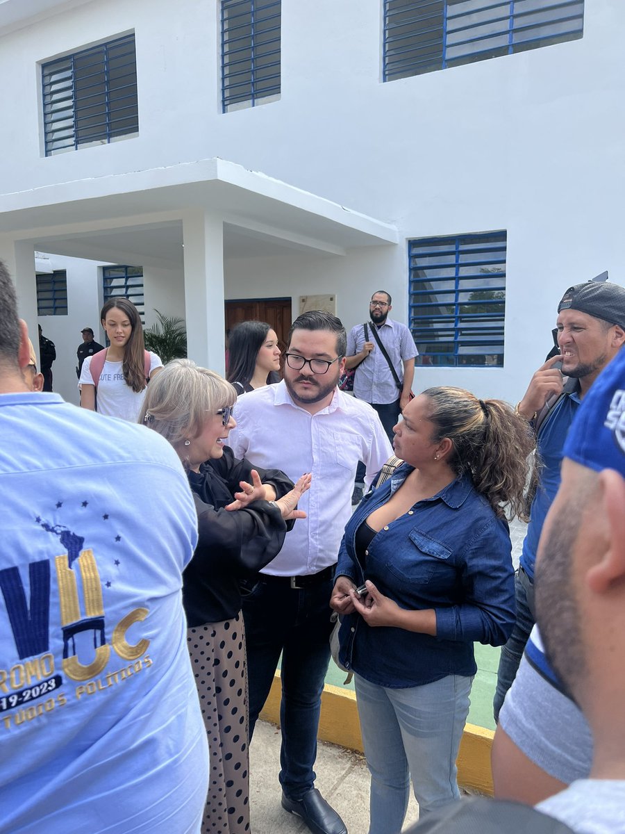 MarlonDiazG's tweet photo. #InfoUC Estudiantes UC, hoy fueron entregadas a la rectora @jessydivo y a la Dirección de Transporte, 10 Unidades nuevas para la flota de la @UCarabobo. Estas beneficiarán y estarán a disposición de la comunidad. La @FCU_UC acompañó la entrega en representación de los estudiantes https://t.co/iYulGrX343
