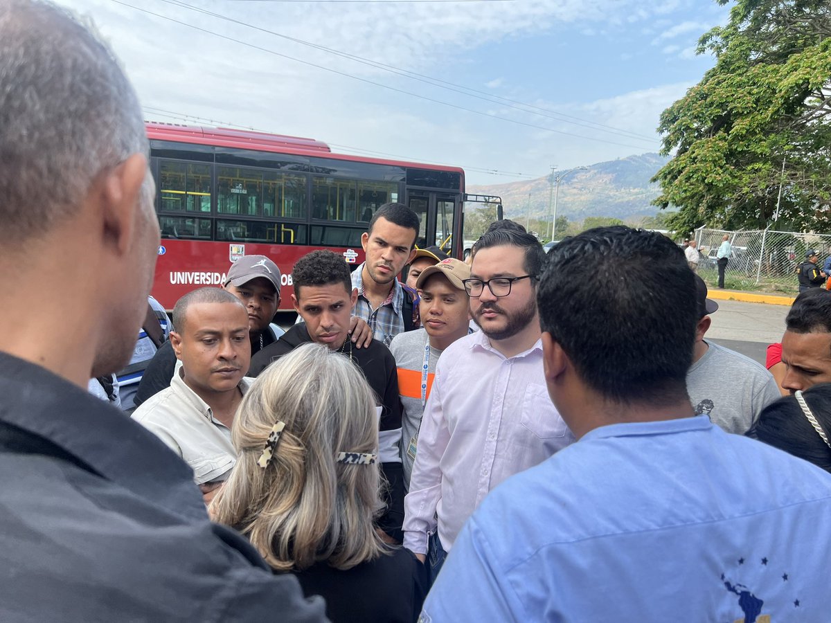 MarlonDiazG's tweet photo. #InfoUC Estudiantes UC, hoy fueron entregadas a la rectora @jessydivo y a la Dirección de Transporte, 10 Unidades nuevas para la flota de la @UCarabobo. Estas beneficiarán y estarán a disposición de la comunidad. La @FCU_UC acompañó la entrega en representación de los estudiantes https://t.co/iYulGrX343