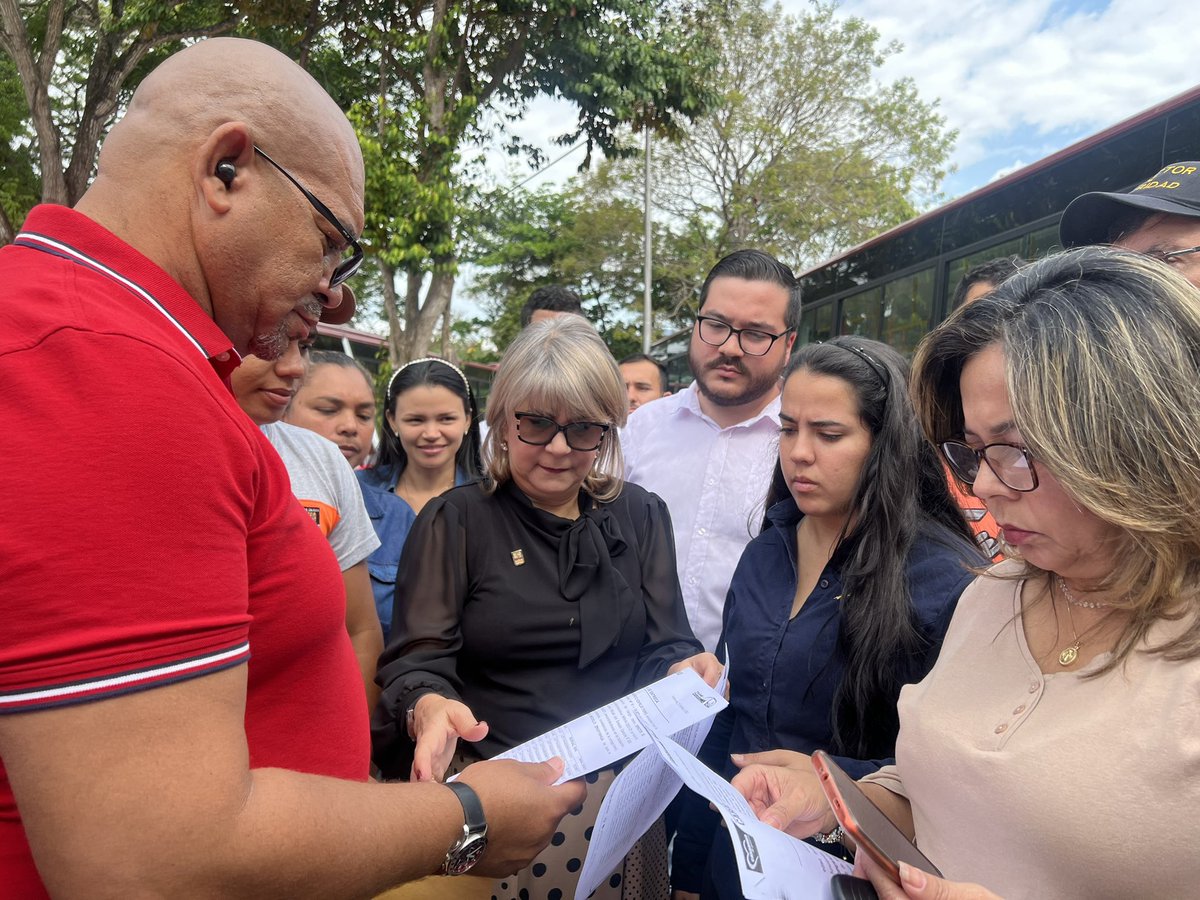 MarlonDiazG's tweet photo. #InfoUC Estudiantes UC, hoy fueron entregadas a la rectora @jessydivo y a la Dirección de Transporte, 10 Unidades nuevas para la flota de la @UCarabobo. Estas beneficiarán y estarán a disposición de la comunidad. La @FCU_UC acompañó la entrega en representación de los estudiantes https://t.co/iYulGrX343