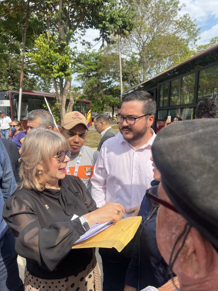 MarlonDiazG's tweet photo. #InfoUC Estudiantes UC, hoy fueron entregadas a la rectora @jessydivo y a la Dirección de Transporte, 10 Unidades nuevas para la flota de la @UCarabobo. Estas beneficiarán y estarán a disposición de la comunidad. La @FCU_UC acompañó la entrega en representación de los estudiantes https://t.co/iYulGrX343