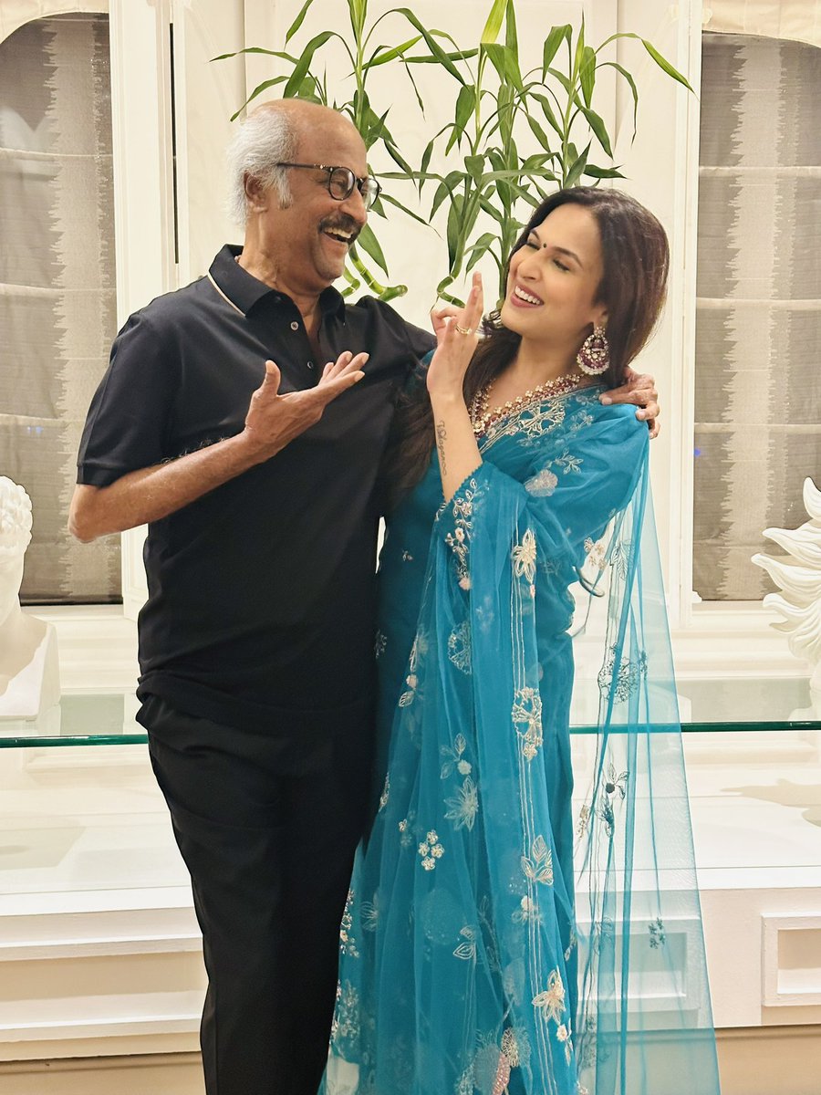 Satheesh_2017's tweet photo. Thalaivar @rajinikanth  Latest Click ♥️📸👌🥰

அப்பாவின் அன்பில் 
ஒரு அழகியல் இருக்கின்றது!
அது மகள்களுக்கு 
மட்டுமே உரித்தாகின்றது !

♥️அப்பா ♥️- பெண்களின் முதல் தோழன், காதலன், ஆசான் , வழிகாட்டி, தெய்வம்! https://t.co/2UcHNiSAnV