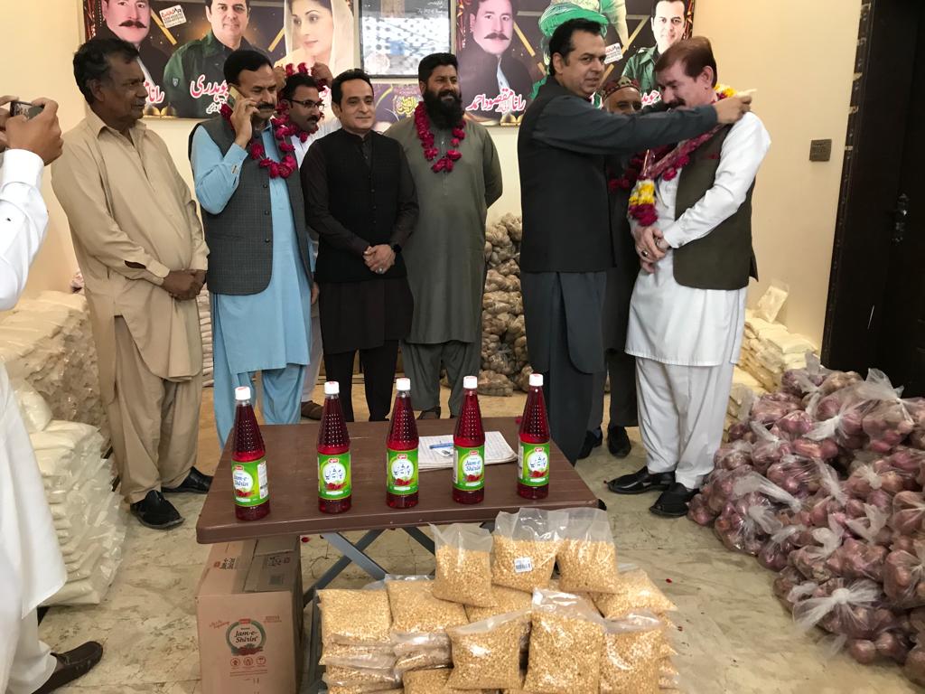 Pmln1596's tweet photo. سابق وفاقی وزیر مملکت و انشاءاللہ ایم این اے 96 جڑانوالہ طلال چوہدری کا رانا مقصود پاشا کی رہائش گاہ پر مستحق لوگوں میں راشن تقسیم کیا-

بعدازاں حلقے کے اندر مختلف مقامات پر فاتحہ خوانی کی اور دوستوں سے ملاقات کی-

#TeamTallalCh https://t.co/DoRcbLgeGT