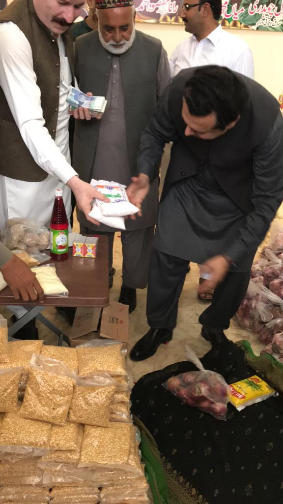 Pmln1596's tweet photo. سابق وفاقی وزیر مملکت و انشاءاللہ ایم این اے 96 جڑانوالہ طلال چوہدری کا رانا مقصود پاشا کی رہائش گاہ پر مستحق لوگوں میں راشن تقسیم کیا-

بعدازاں حلقے کے اندر مختلف مقامات پر فاتحہ خوانی کی اور دوستوں سے ملاقات کی-

#TeamTallalCh https://t.co/DoRcbLgeGT